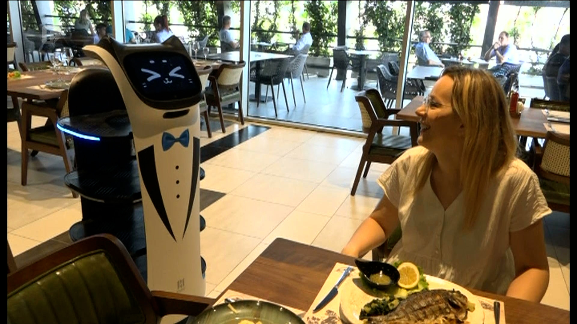 Goste u jednom restoranu u Derventi uslužuje robot